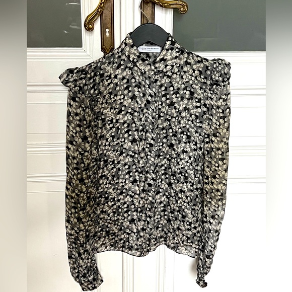 Carolina Herrera Gray and Black Bubble Patterned blouse w/Ruffled Shoulders 2/4 - Picture 2 of 6